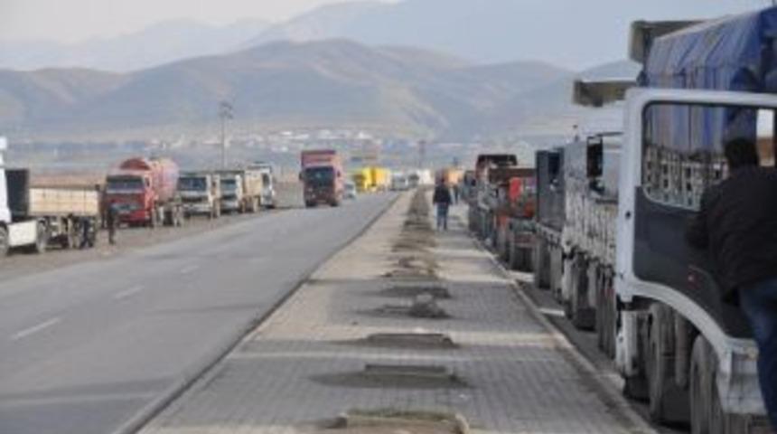 Habur Sınır Kapısı&rsquo;nda Ara&ccedil; Giriş-&ccedil;ıkış İstatistikleri A&ccedil;ıklandı