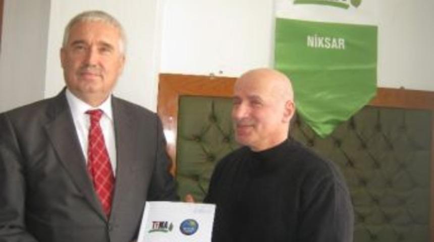 Tema&rsquo;dan &Ccedil;alışkan &Ouml;ğretmene Plaket