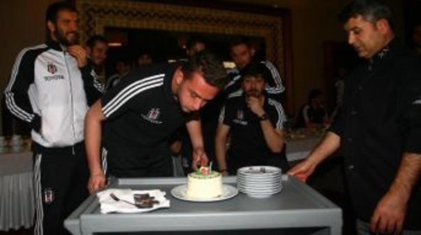 Beşiktaş'ın Gen&ccedil; Kalecisi Emre Metin'e S&uuml;rpriz Doğum G&uuml;n&uuml; Kutlaması