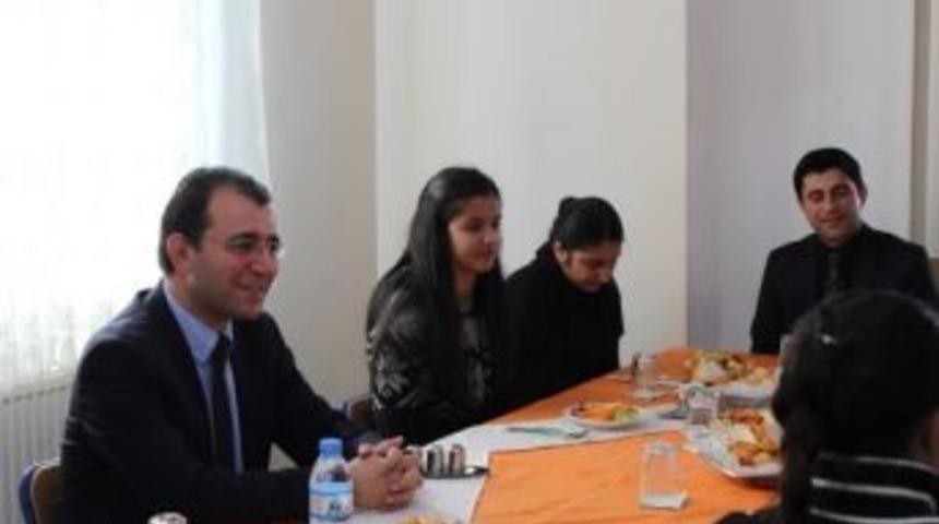 Selim Kaymakamı Dershaneye G&ouml;nderilen &Ouml;ğrencilerle Yemekte Buluştu