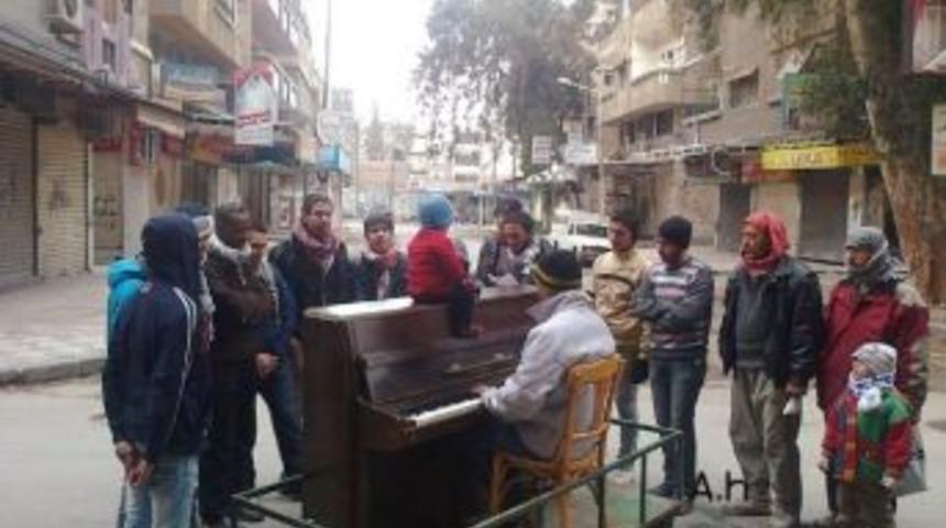 Filistinli M&uuml;ltecilerden Savaş Alanında Piyano Performansı