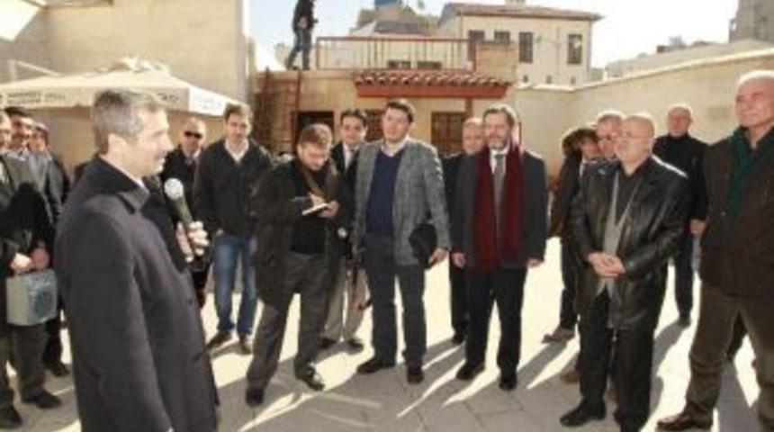 K&ouml;şe Yazarlarından Başkan Tahmazoğlu&rsquo;na &Ouml;vg&uuml;