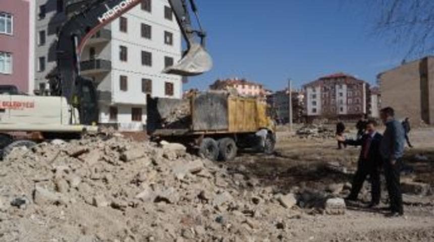 Niğde&rsquo;de Harabe Evler Yıkılıyor