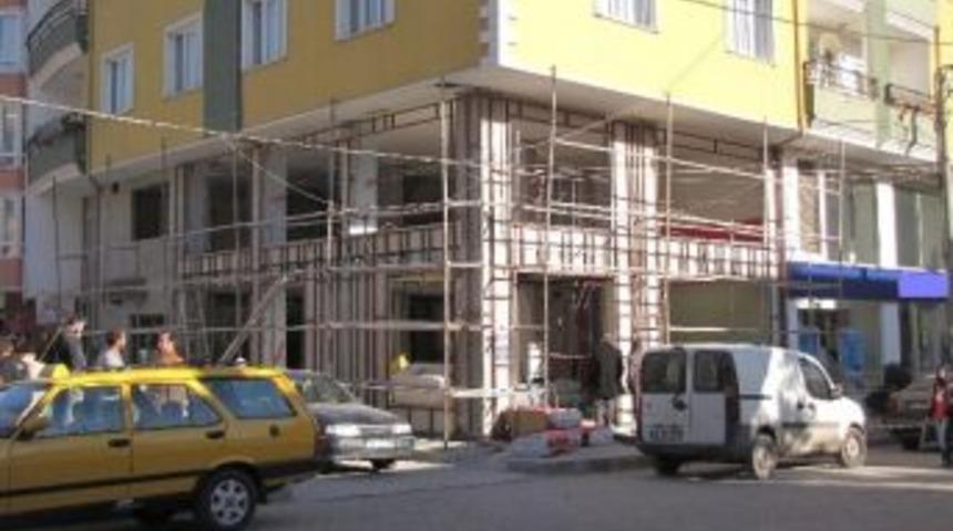 Merdivenden D&uuml;şen İş&ccedil;i Ayağını Kırdı