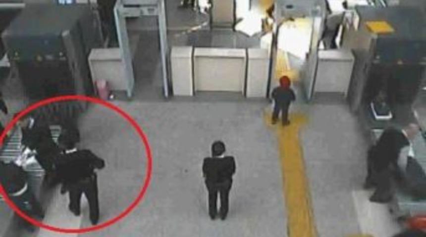 Havaalanında Ka&ccedil;ak Sigara Operasyonu Kamerada