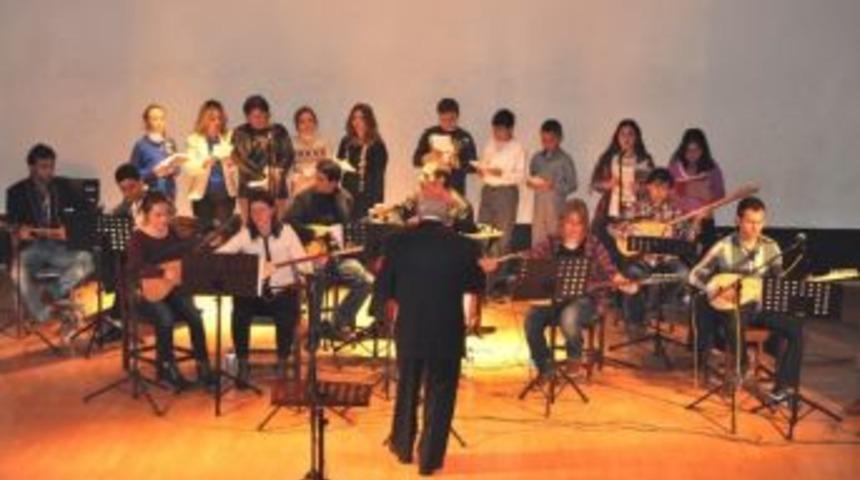 Fo&ccedil;a Bağlama Sesleri İle İnledi