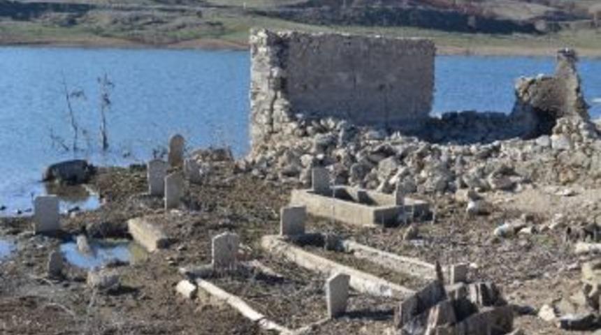(&ouml;zel Haber) Kuraklık Sular Altındaki Mezarları Ortaya &Ccedil;ıkardı