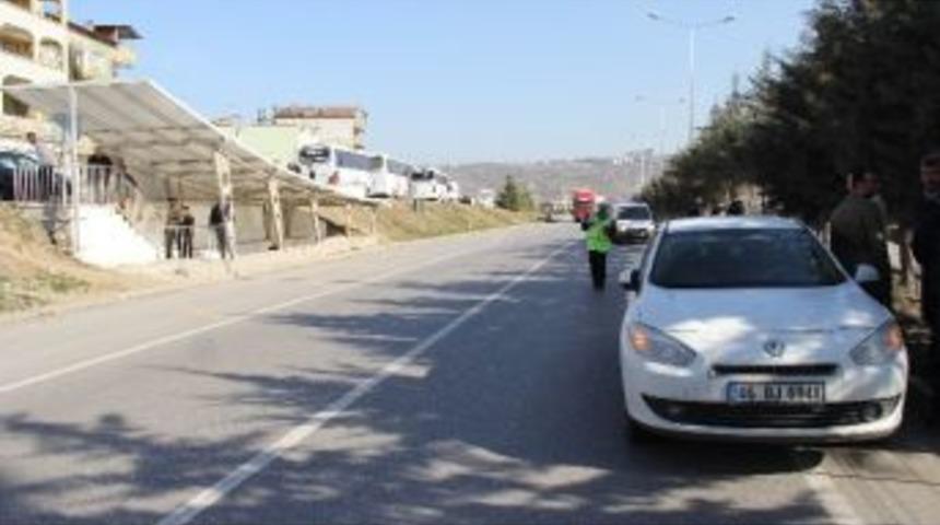 Cuma Namazına Yetişmek İ&ccedil;in Yolu Karşıya Ge&ccedil;erken Otomobil &Ccedil;arptı