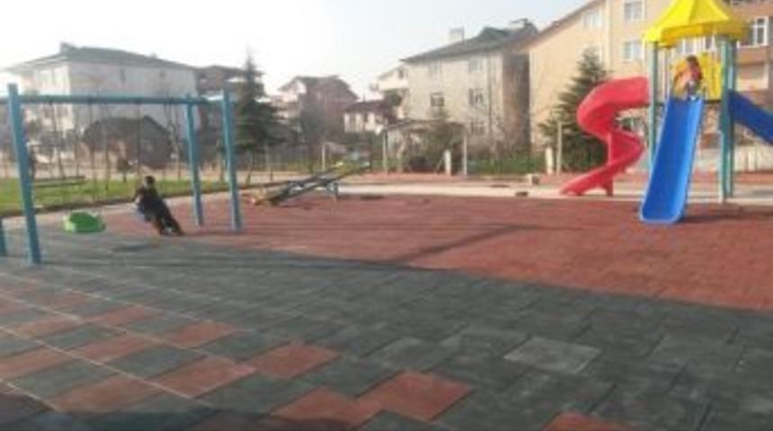 Kartepe'de &Ccedil;ocuk Parklarının Zemini Kau&ccedil;uk İle Kaplanıyor