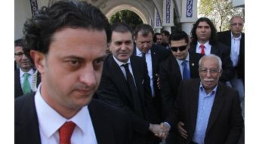 Bakan &Ccedil;elik'in Gittiği Camide Yer Kalmayınca Vatandaş Cuma Namazını Bankta Kıldı