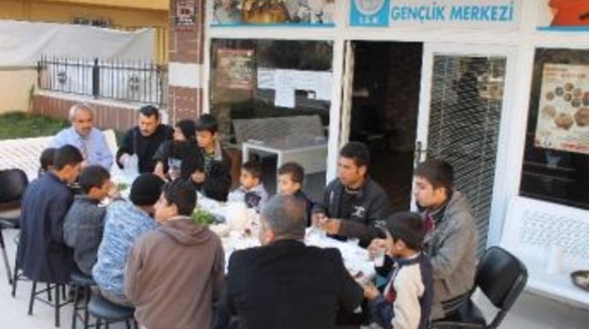 &Ccedil;&ouml;pten Ge&ccedil;im Sağlayan &Ccedil;ocuklara Ziyafet