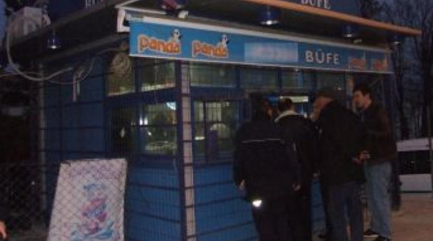 Kar Maskeli Silahlı Soyguncuyu Bira Şişesiyle Kovaladı