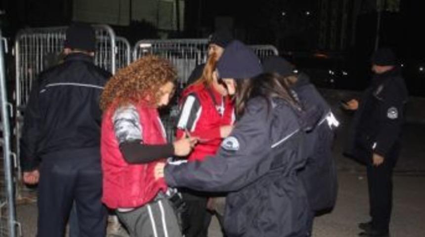 Gaziantepspor-beşiktaş Ma&ccedil;ı &Ouml;ncesi Taraftarlar Geniş G&uuml;venlik &Ouml;nlemleri Altında Stada Alındı