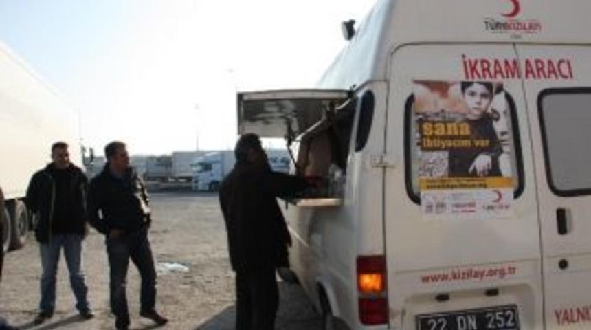 Kapıkule&rsquo;de Bekleyen Tır Şof&ouml;rlerine Kumanya Dağıtıldı