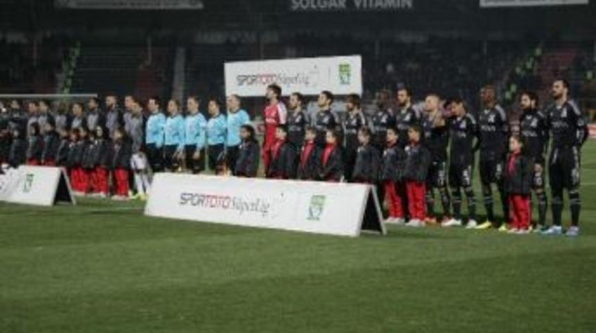 Gaziantepspor-beşiktaş Ma&ccedil;ı &Ouml;ncesi Suriyeli &Ccedil;ocuklar Futbolcularla Birlikte Sahaya &Ccedil;ıktı