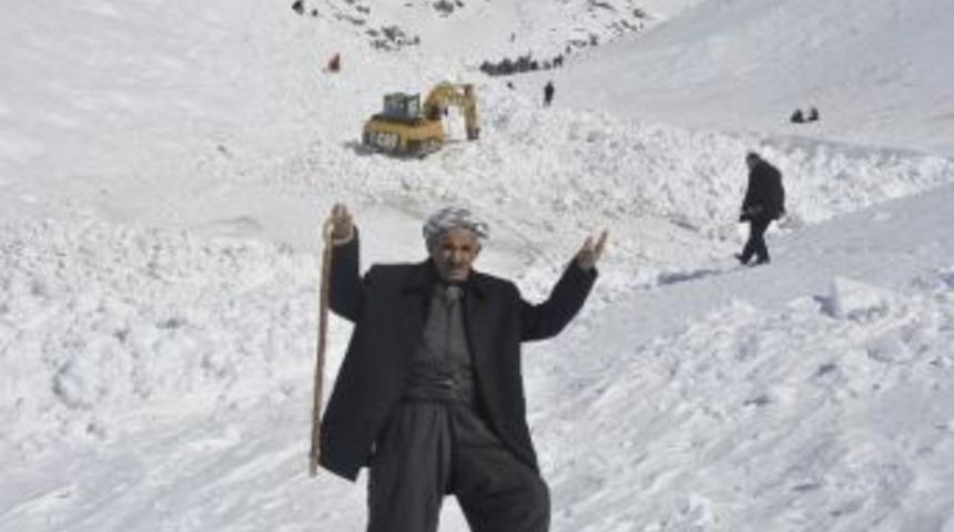 Kar &Uuml;st&uuml;nde Kılınan Cuma Namazından Sonra 2 Cenaze Bulundu