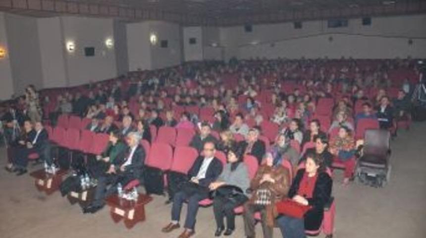 Akhisar T&uuml;rk&uuml;leri Konseri B&uuml;y&uuml;ledi