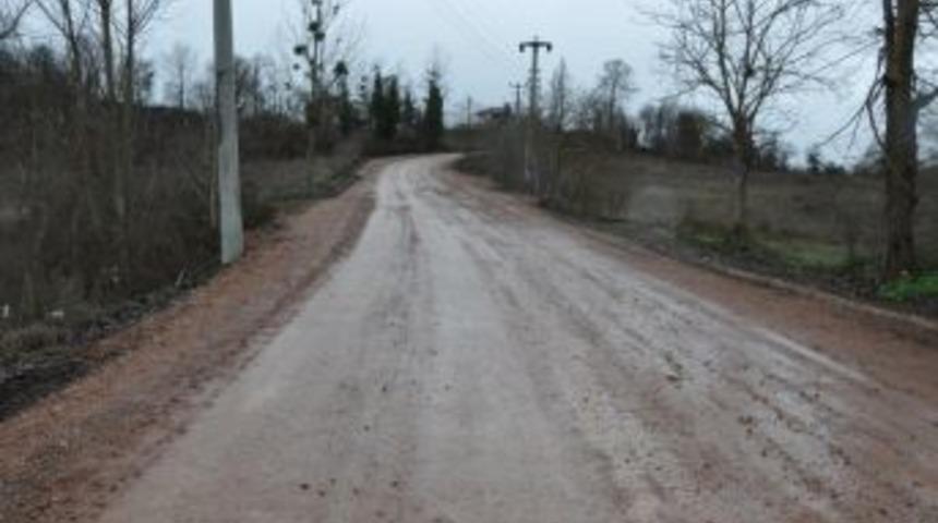G&ouml;lc&uuml;k Feradiye K&ouml;y&uuml;'nde Yol &Ccedil;alışması Yapılıyor