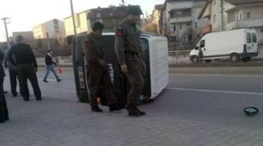 Kaldırıma &Ccedil;arpan Otomobil Takla Attı