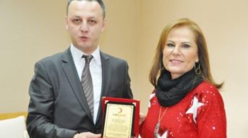 Kızılay&rsquo;dan Sevgi &Ccedil;emberine Teşekk&uuml;r Plaket