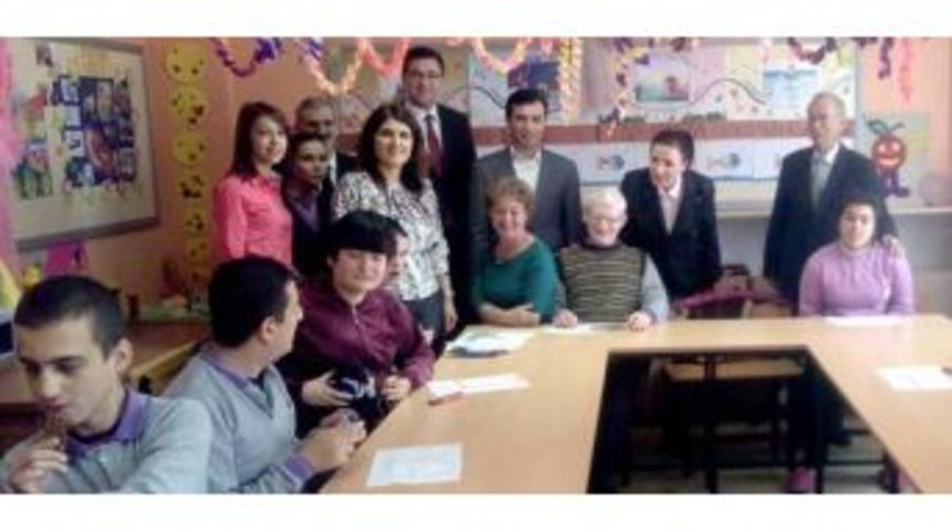 Uşak'ta Eğitim Uygulama Ve İş Eğitim Merkezi&rsquo;nde Karne Sevinci