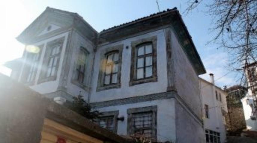 Orta Mahalle'de Ahşap Binaların Onarımı Yapılıyor