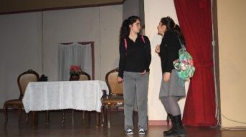 &Ouml;ğrenciler Alkol Ve Uyuşturucuyla M&uuml;cadeleye Tiyatro İle Katkıda Bulunuyor