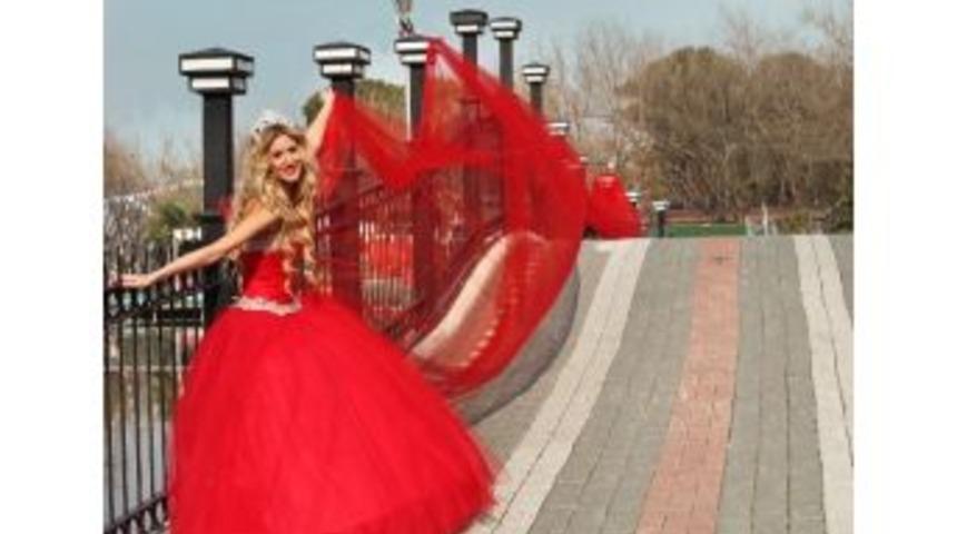 Sevgililer G&uuml;n&uuml;'ne &Ouml;zel 16 Metrelik Kırmızı Gelinlik
