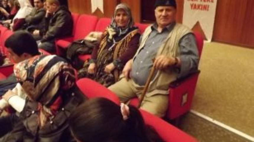 İlkokul Mezunu &Ccedil;ift İlk Kez Tiyatro İzledi