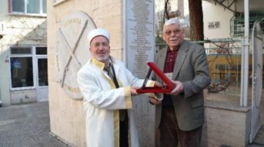 Atat&uuml;rk&rsquo;&uuml;n Hutbesi İle İmamlığa Veda Etti