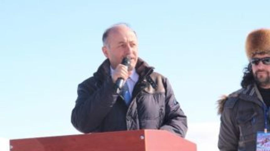 &Ccedil;ıldır G&ouml;l&uuml;'nde Altın At Şahlandı