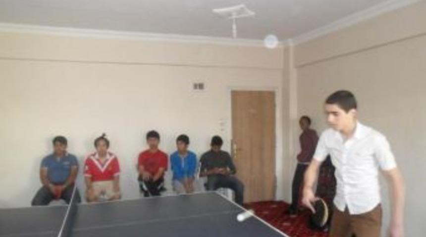 Yabancı Uyruklu &Ouml;ğrenciler, 'masa Tenisi'nde Ter D&ouml;kt&uuml;