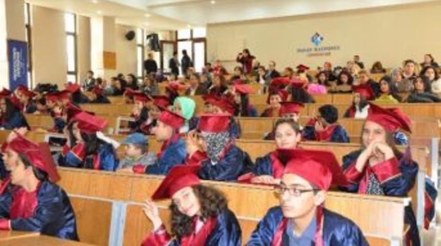 10 Yaşında &Uuml;niversite Mezunu Oldular