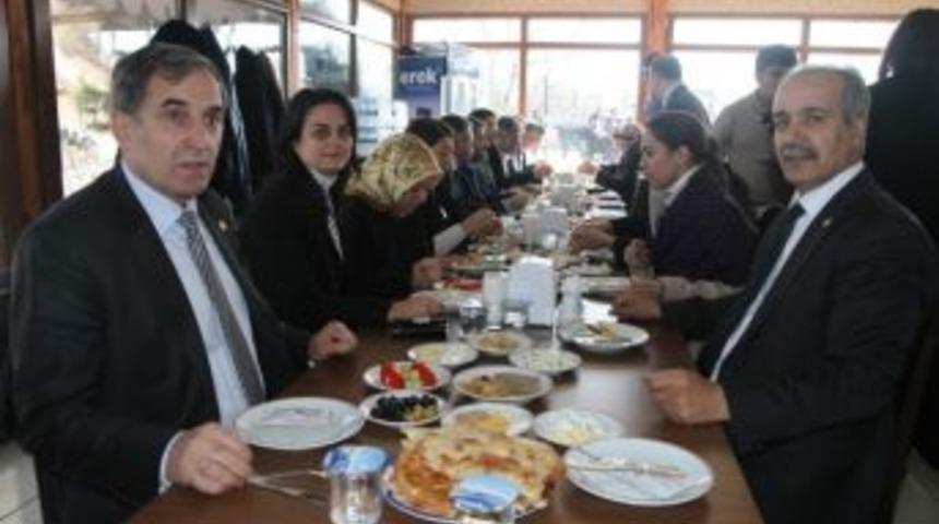 Ak Partililere Tavuk S&uuml;rprizi