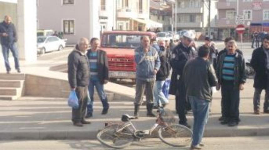 Otomobilin &Ccedil;arptığı Bisiklet S&uuml;r&uuml;c&uuml;s&uuml; Ağır Yaralandı