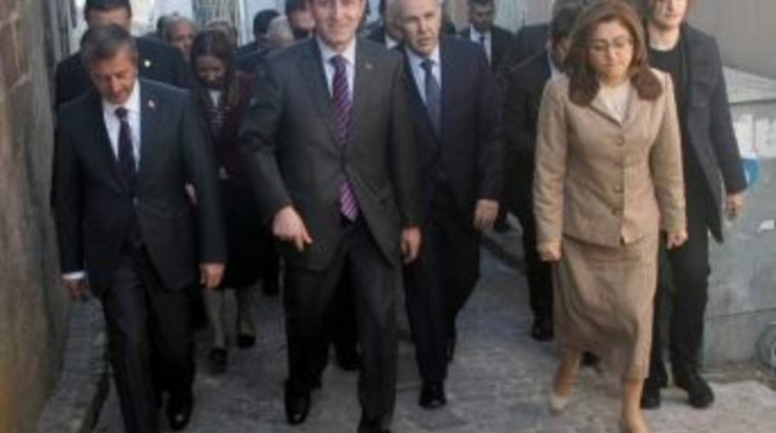 Başbakan Yardımcısı İşler, G&uuml;ndeme İlişkin Değerlendirmelerde Bulundu