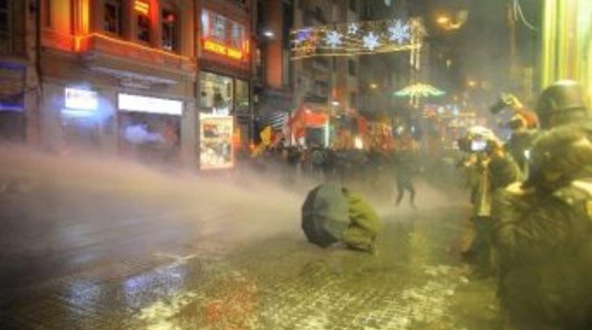 Taksim Meydanı&rsquo;na Y&uuml;r&uuml;mek İsteyen Gruba Polis M&uuml;dahale Etti