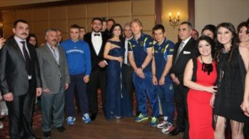 Ersun Yanal Ve Fenerbah&ccedil;eli Futbolcular Nişan T&ouml;renine Katıldı