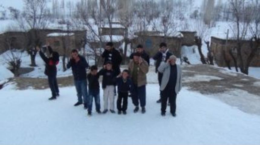 K&ouml;yl&uuml;ler Damdan Dama Gezerek Şebeke Arıyor