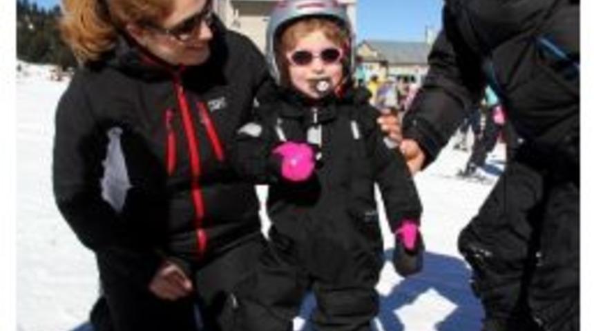 (&ouml;zel Haber) 2 Yaşındaki Emzikli Kayak&ccedil;ı Pistlerin Maskotu Oldu