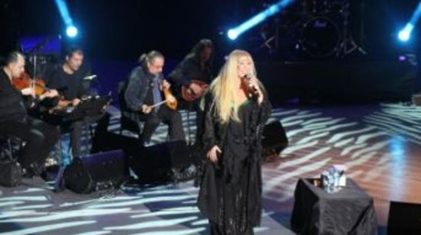 Zerrin &Ouml;zer Bah&ccedil;eşehir&rsquo;i Salladı