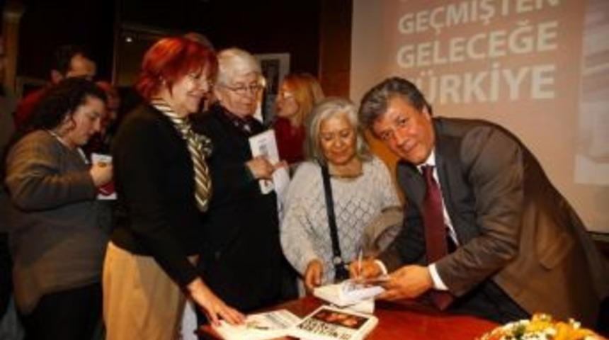 Balbay Ge&ccedil;mişten Geleceğe İsimli Kitabını Okurları İ&ccedil;in İmzaladı