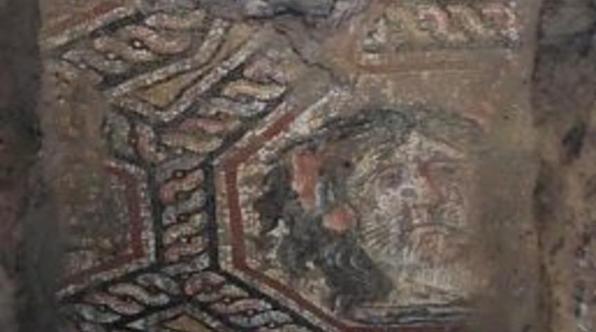 Mozaik Yılan Fig&uuml;rleri, &Uuml;&ccedil; Yana Uzanıyor