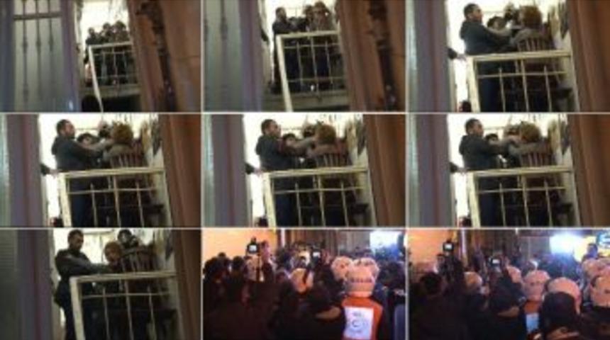 (&ouml;zel Haber) Kadın Eylemciye Polis Tokadı G&ouml;r&uuml;nt&uuml;lendi