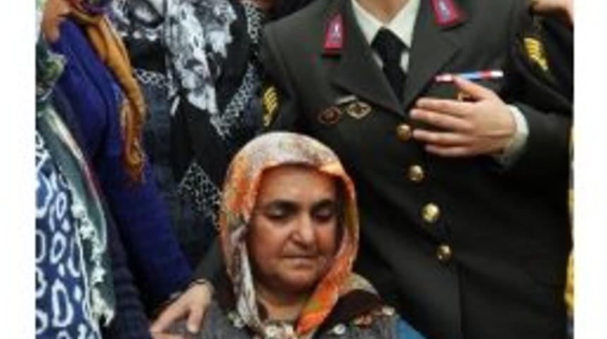 Şehidin K&uuml;rt K&ouml;kenli Annesini Kadın Astsubay &Ouml;perek Teselli Etti