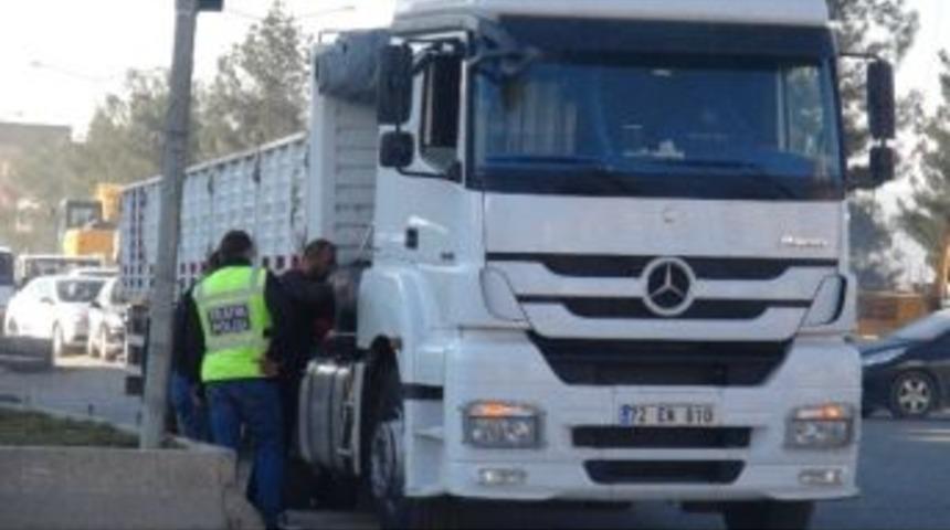 Arızalanan Tır Trafiği Olumsuz Etkiledi