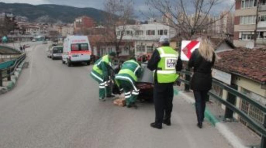 Motosiklet S&uuml;r&uuml;c&uuml;s&uuml; Virajı Alamayınca Kaza Yaptı