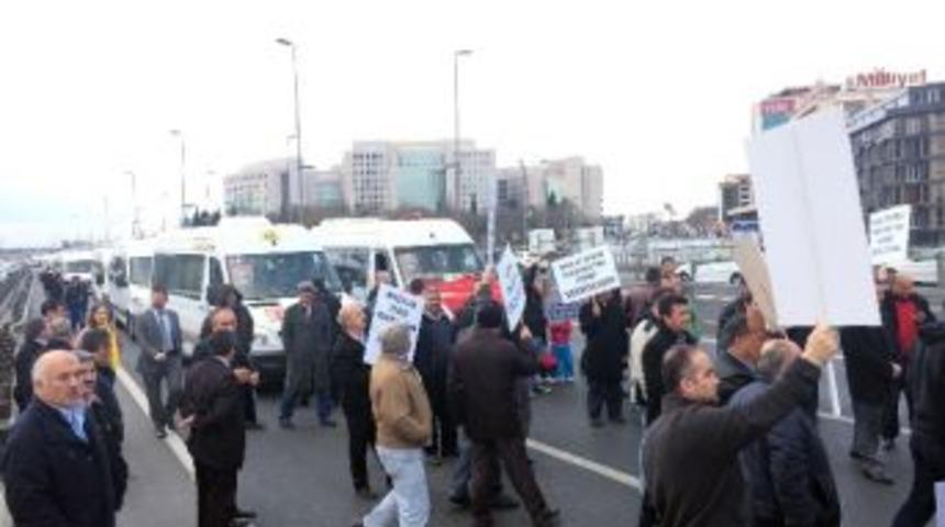 (&ouml;zel Haber) Servis Şof&ouml;rleri E-5 Karayolunu Trafiğe Kapattı