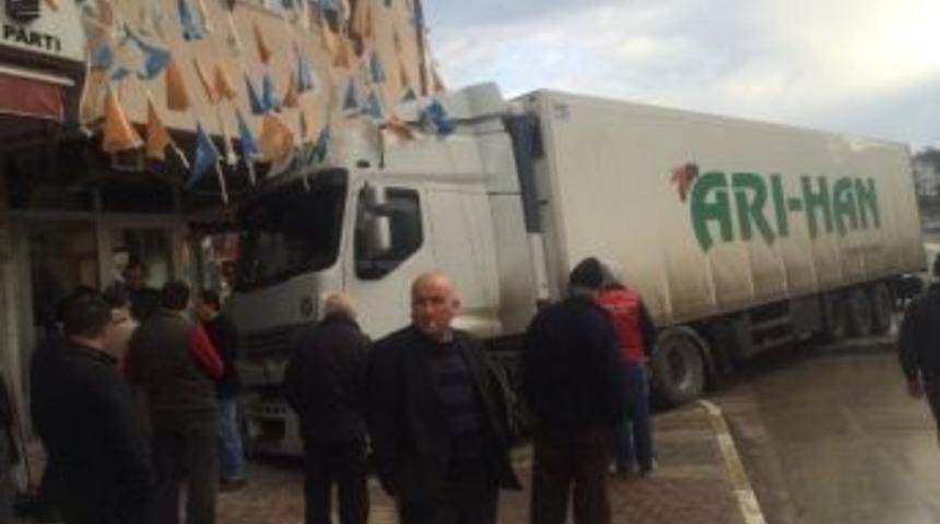 Kontrol&uuml;n&uuml; Kaybeden Tır Eczaneye Girdi