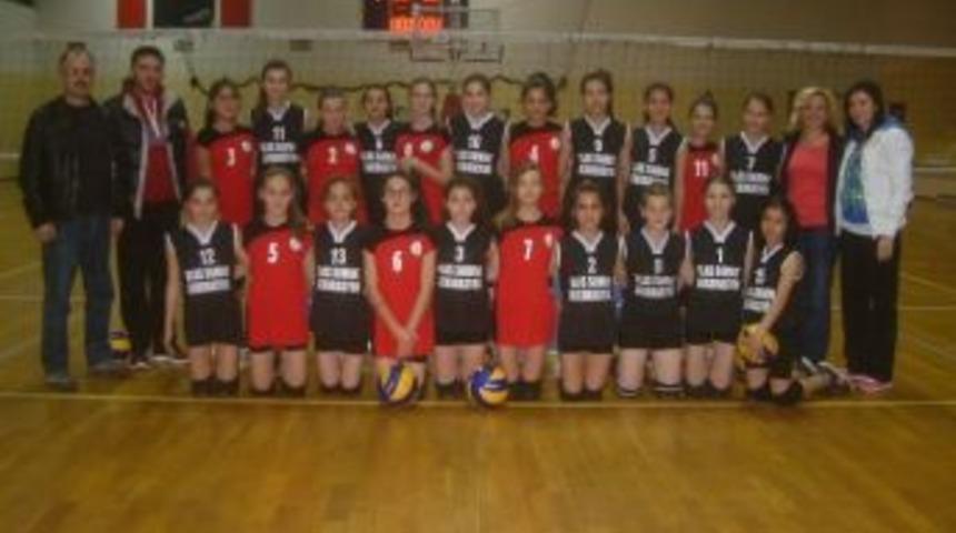 Burhaniye&rsquo;de Kızlar Voleybola Merak Sardı